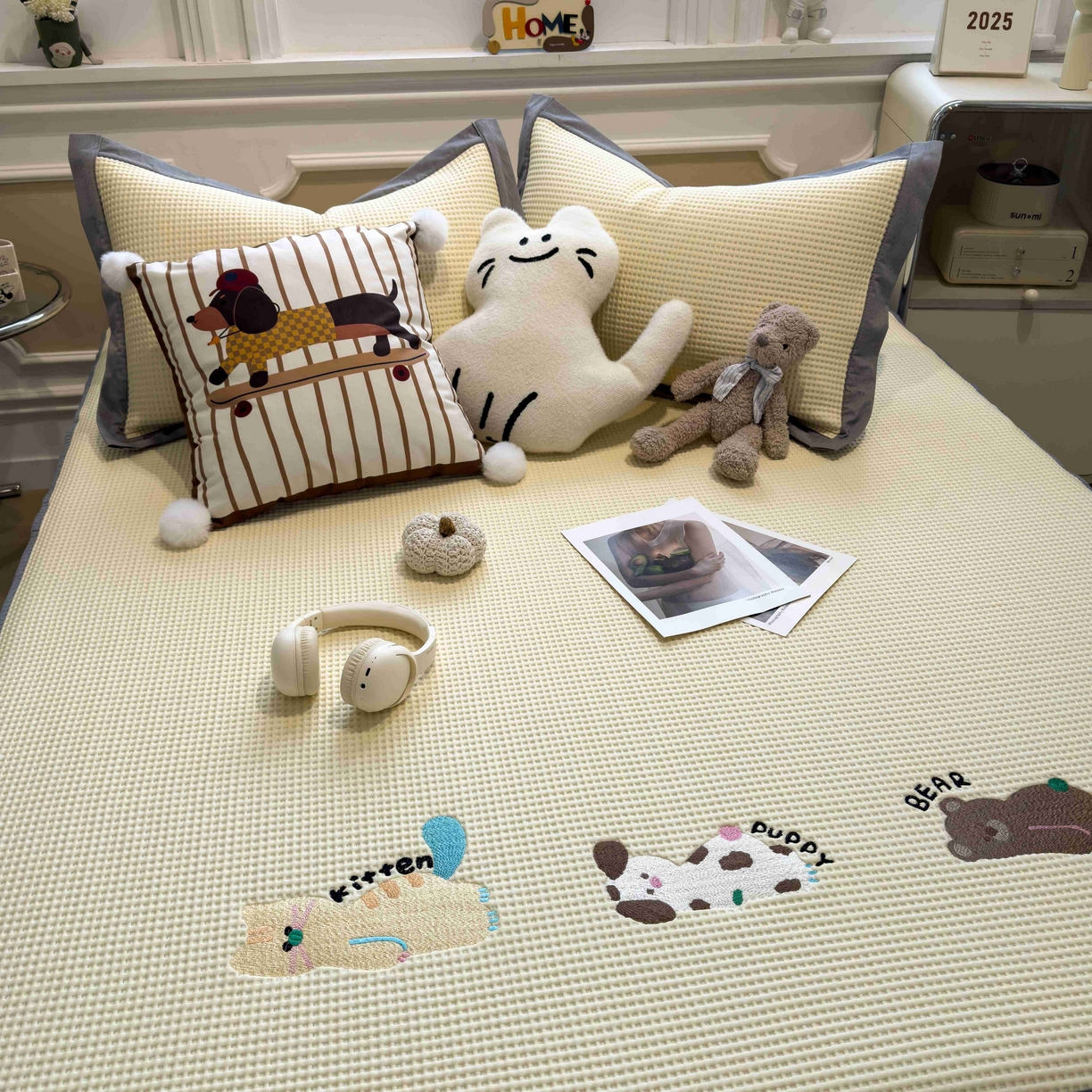 91家纺网 家纺一手货源 找家纺 孩子王家纺 2026春夏新款乙纶冰豆豆凉席凉感值过0.21冰丝席-华夫格绣花空调软席凉席席子 懒懒小憩 床笠款