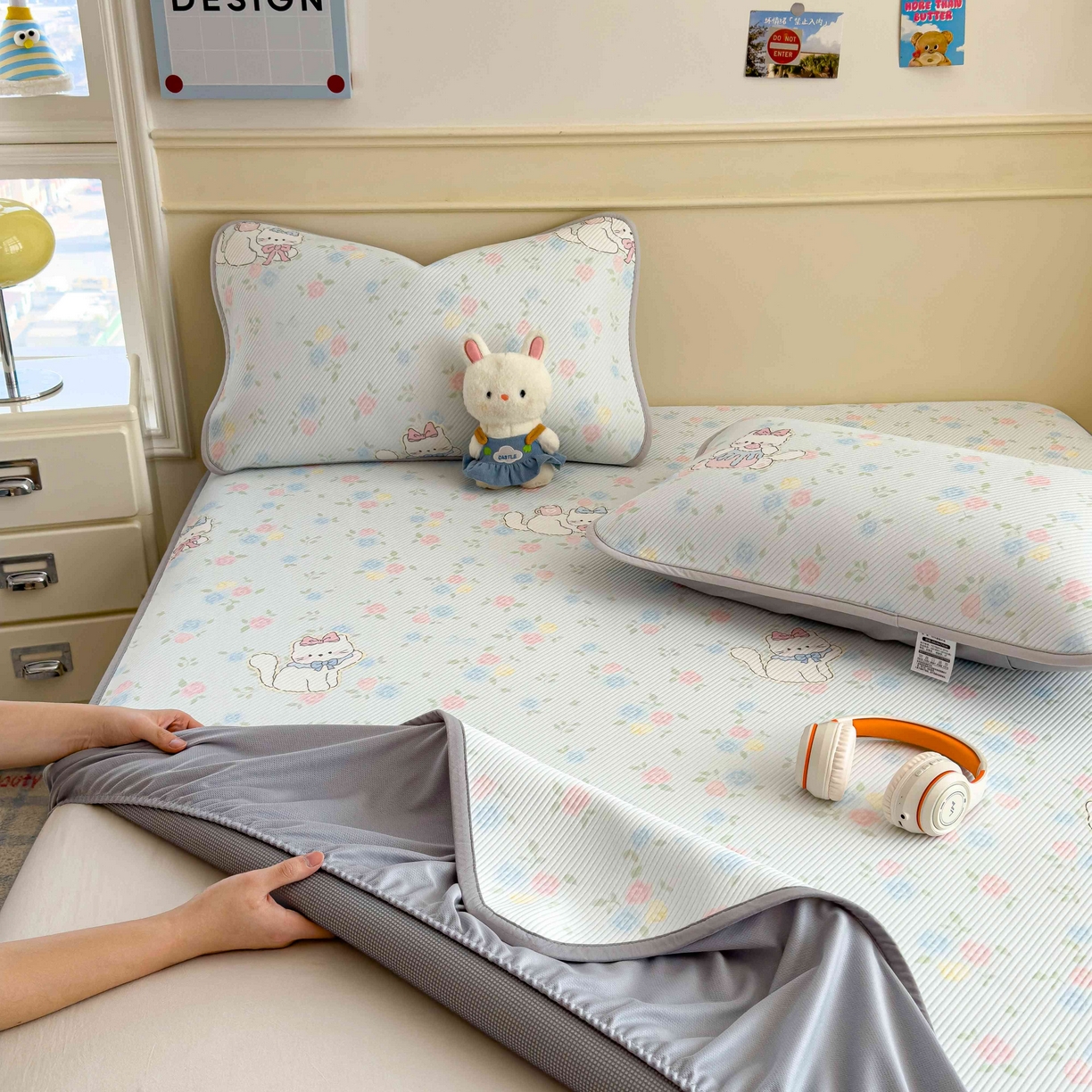 91家纺网 家纺一手货源 找家纺 孩子王家纺 2026春夏新款豆豆席卡通凉感值过0.21可机洗夏天学生宿舍单人空调软席凉席席子 奶茶布丁 床笠款