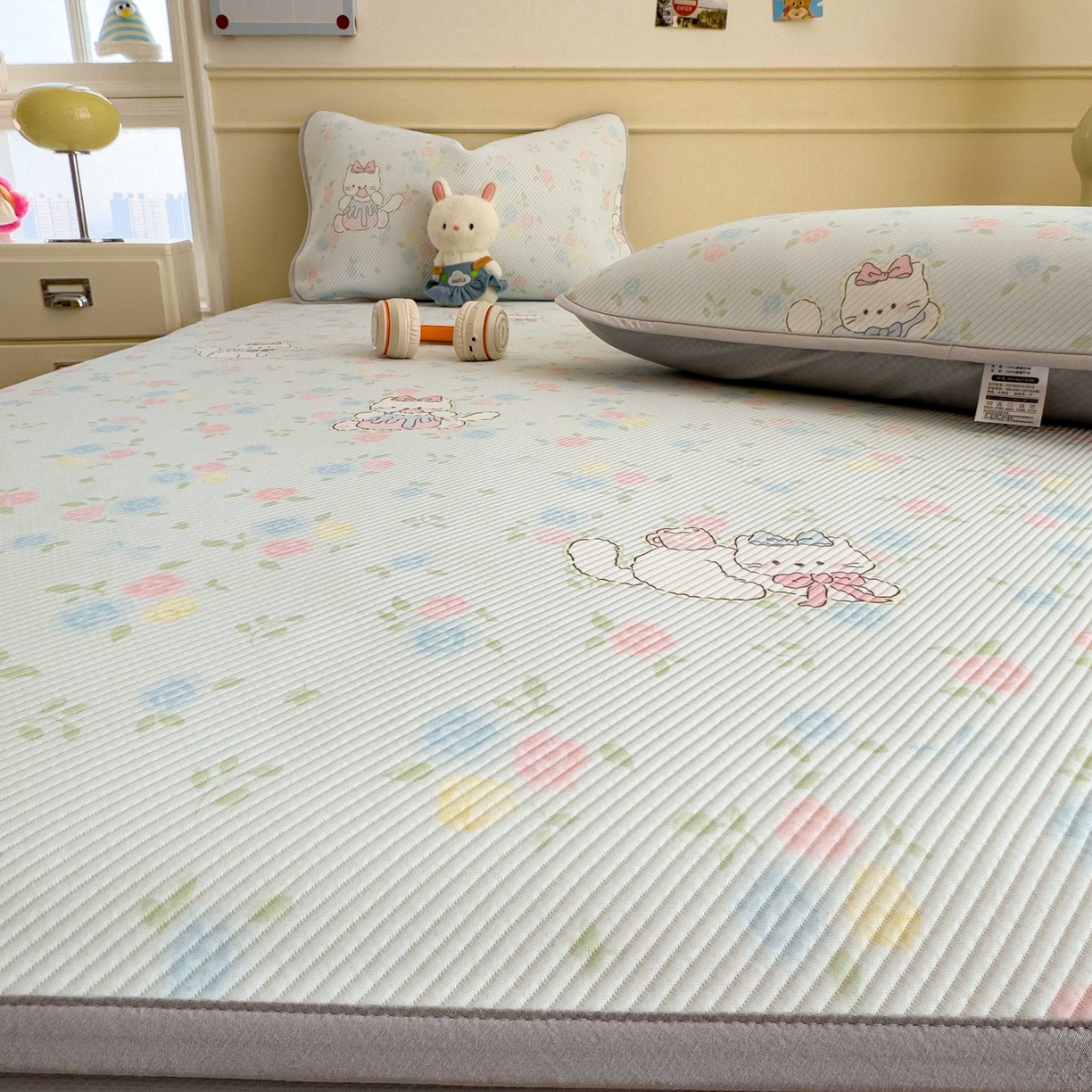 91家纺网 家纺一手货源 找家纺 孩子王家纺 2026春夏新款豆豆席卡通凉感值过0.21可机洗夏天学生宿舍单人空调软席凉席席子 奶茶布丁 床笠款