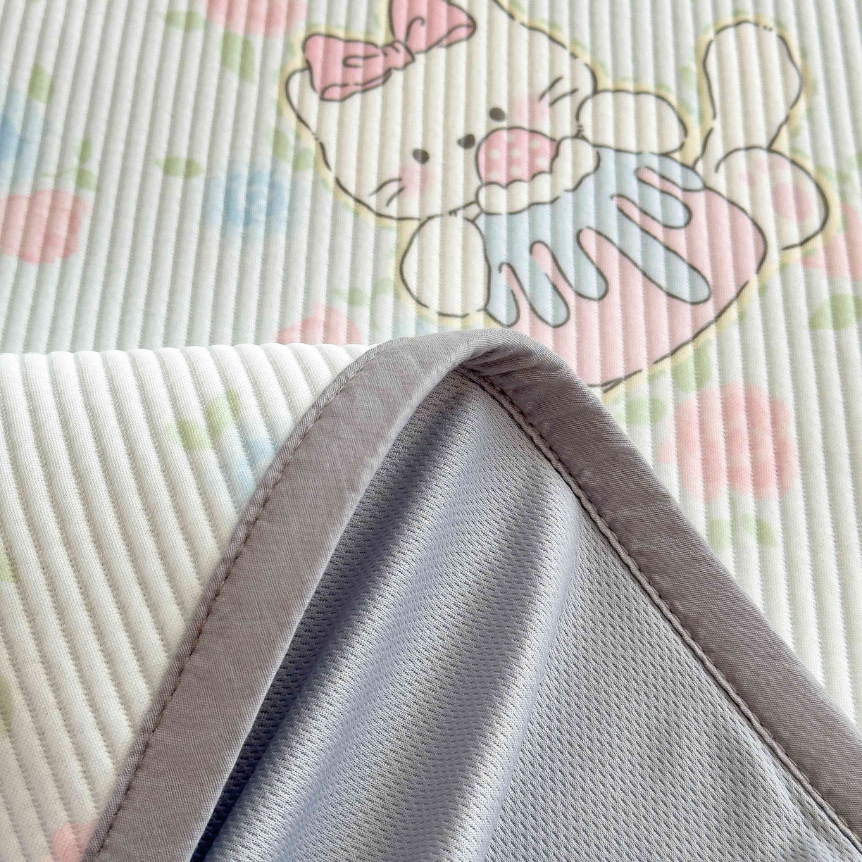 91家纺网 家纺一手货源 找家纺 孩子王家纺 2026春夏新款豆豆席卡通凉感值过0.21可机洗夏天学生宿舍单人空调软席凉席席子 奶茶布丁 床笠款