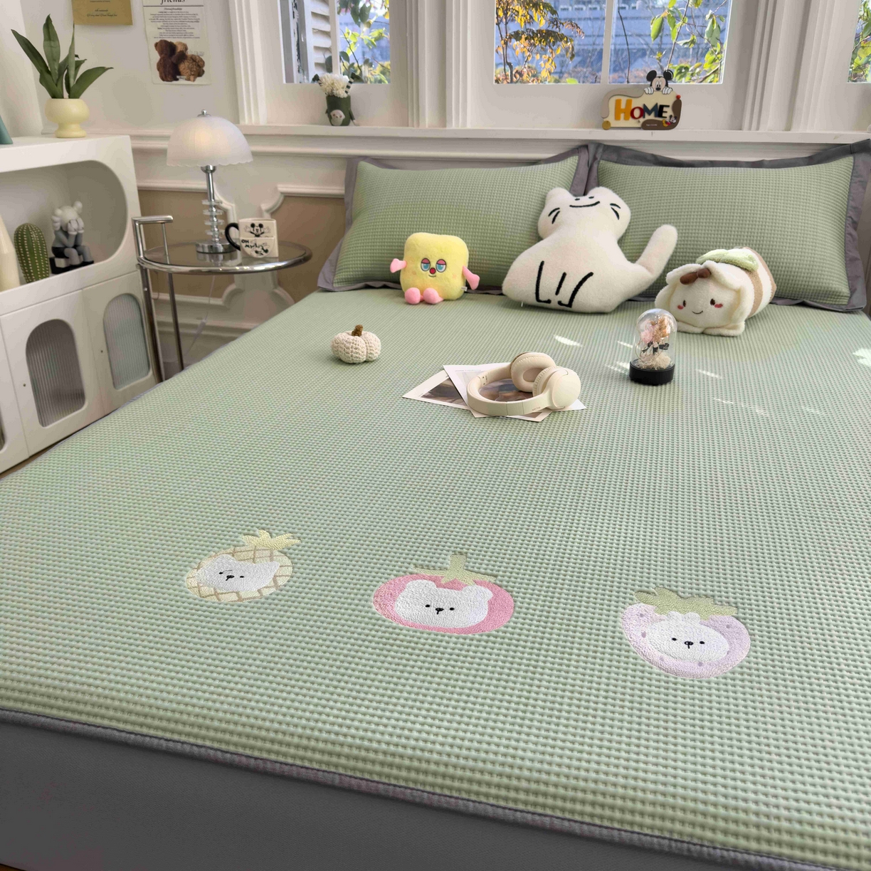 91家纺网 家纺一手货源 找家纺 孩子王家纺 2026春夏新款乙纶冰豆豆凉席凉感值过0.21冰丝席-华夫格绣花空调软席凉席席子 奶冻喵-果绿 床笠款