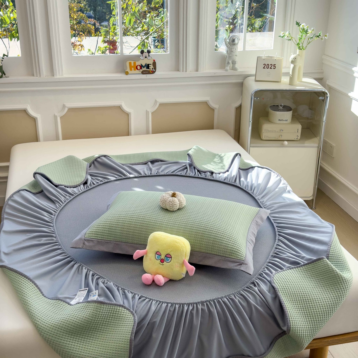 91家纺网 家纺一手货源 找家纺 孩子王家纺 2026春夏新款乙纶冰豆豆凉席凉感值过0.21冰丝席-华夫格绣花空调软席凉席席子 奶冻喵-果绿 床笠款