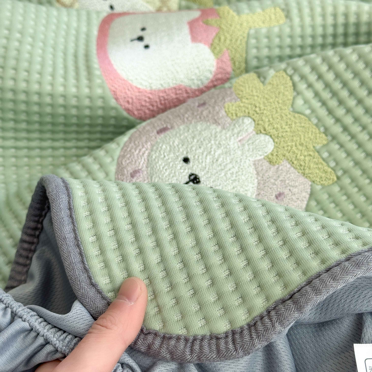 91家纺网 家纺一手货源 找家纺 孩子王家纺 2026春夏新款乙纶冰豆豆凉席凉感值过0.21冰丝席-华夫格绣花空调软席凉席席子 奶冻喵-果绿 床笠款