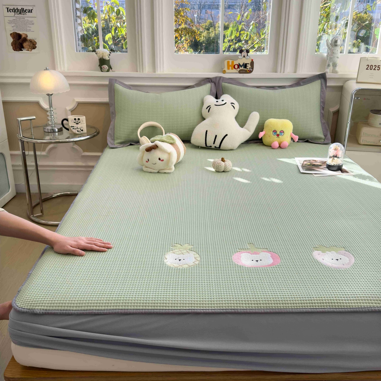 91家纺网 家纺一手货源 找家纺 孩子王家纺 2026春夏新款乙纶冰豆豆凉席凉感值过0.21冰丝席-华夫格绣花空调软席凉席席子 奶冻喵-果绿 床笠款