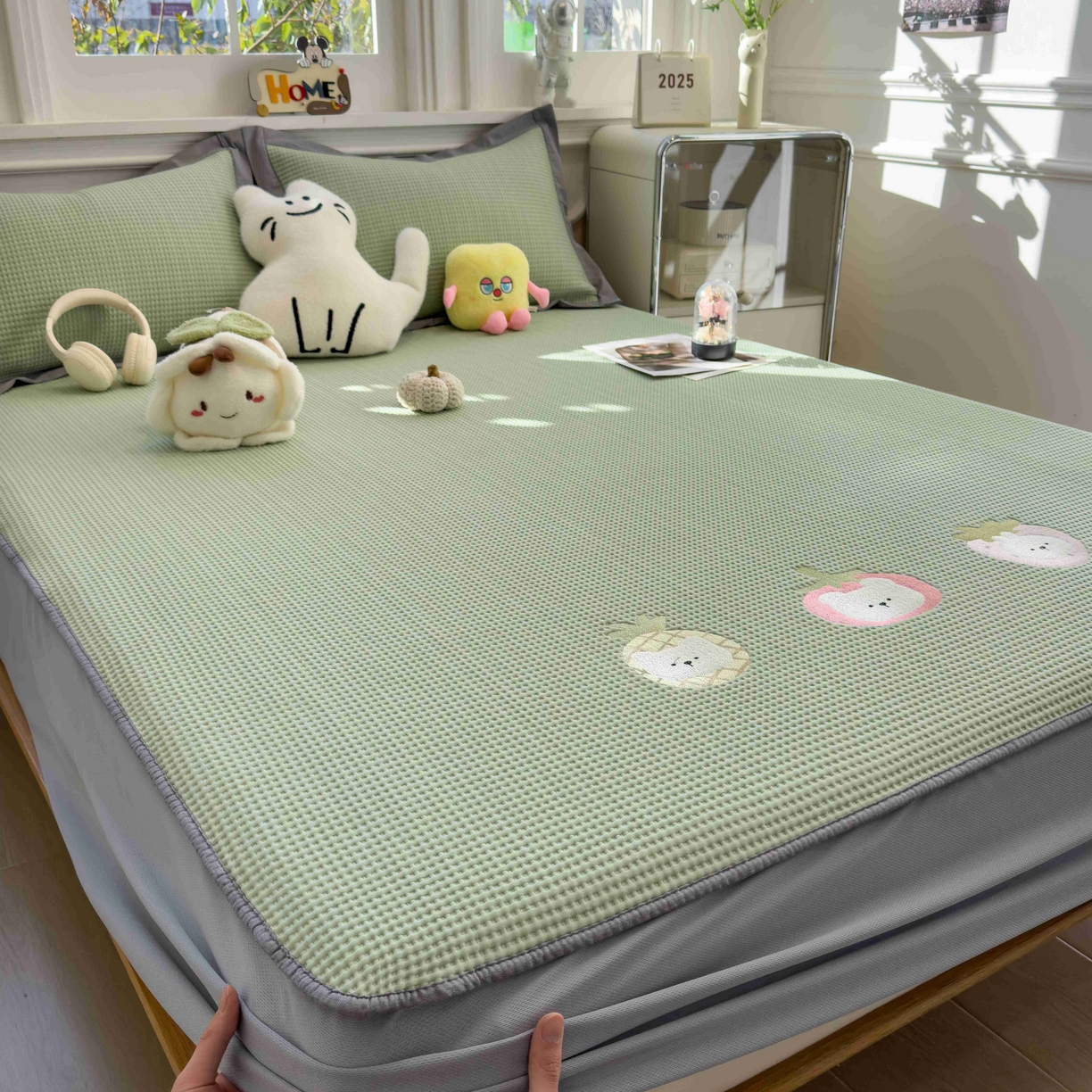 91家纺网 家纺一手货源 找家纺 孩子王家纺 2026春夏新款乙纶冰豆豆凉席凉感值过0.21冰丝席-华夫格绣花空调软席凉席席子 奶冻喵-果绿 床笠款