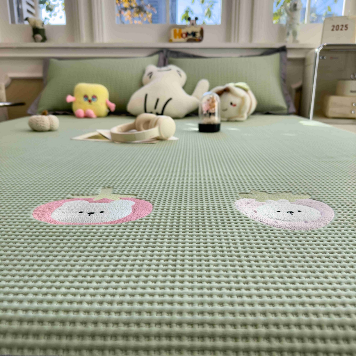 91家纺网 家纺一手货源 找家纺 孩子王家纺 2026春夏新款乙纶冰豆豆凉席凉感值过0.21冰丝席-华夫格绣花空调软席凉席席子 奶冻喵-果绿 床笠款