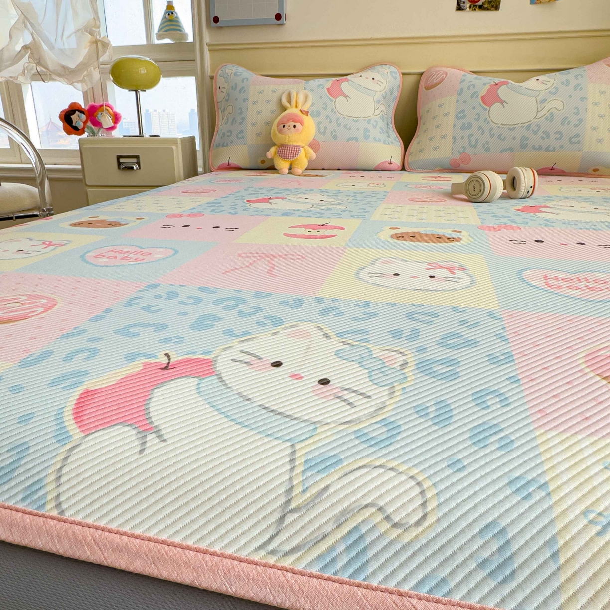 91家纺网 家纺一手货源 找家纺 孩子王家纺 2026春夏新款豆豆席卡通凉感值过0.21可机洗夏天学生宿舍单人空调软席凉席席子 曲奇蒂 床笠款