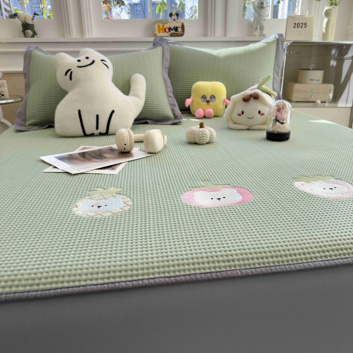 91家纺网 家纺一手货源 找家纺 孩子王家纺 2026春夏新款乙纶冰豆豆凉席凉感值过0.21冰丝席-华夫格绣花空调软席凉席席子 奶冻喵-果绿 床笠款