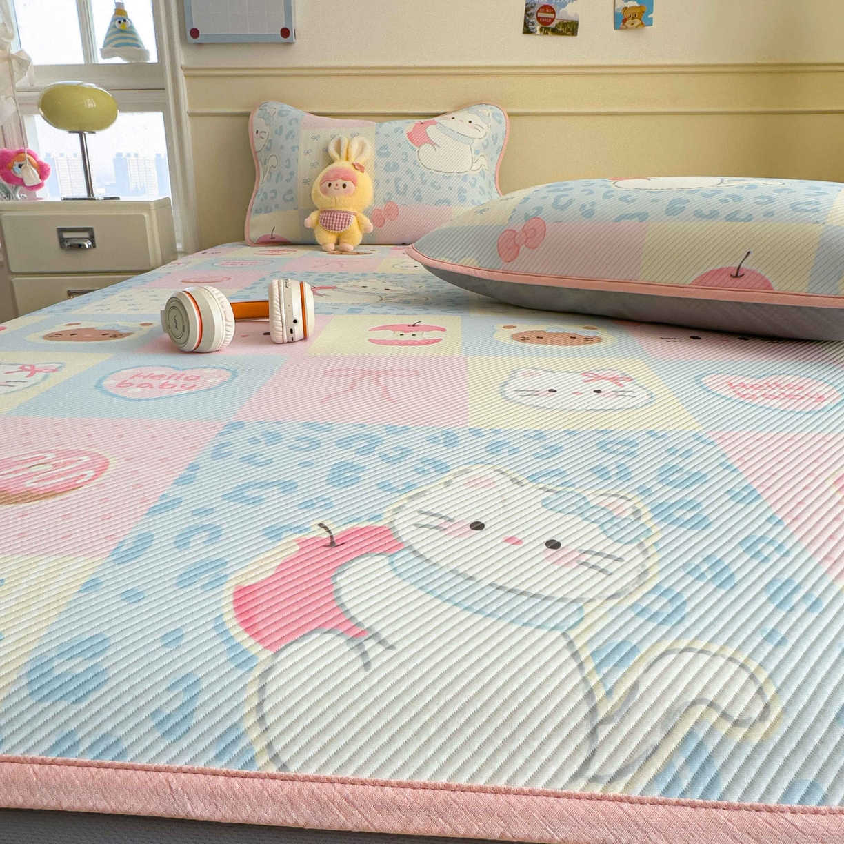 91家纺网 家纺一手货源 找家纺 孩子王家纺 2026春夏新款豆豆席卡通凉感值过0.21可机洗夏天学生宿舍单人空调软席凉席席子 曲奇蒂 床笠款