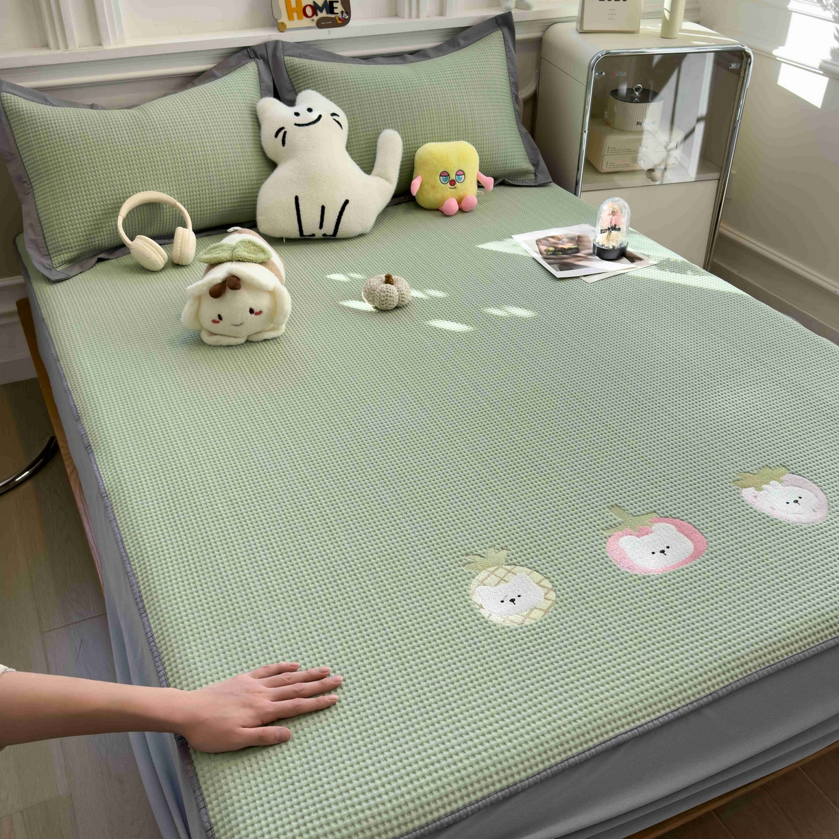 91家纺网 家纺一手货源 找家纺 孩子王家纺 2026春夏新款乙纶冰豆豆凉席凉感值过0.21冰丝席-华夫格绣花空调软席凉席席子 奶冻喵-果绿 床笠款