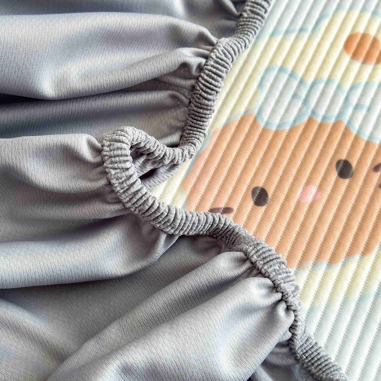 91家纺网 家纺一手货源 找家纺 孩子王家纺 2026春夏新款豆豆席卡通凉感值过0.21可机洗夏天学生宿舍单人空调软席凉席席子 曲奇蒂 床笠款