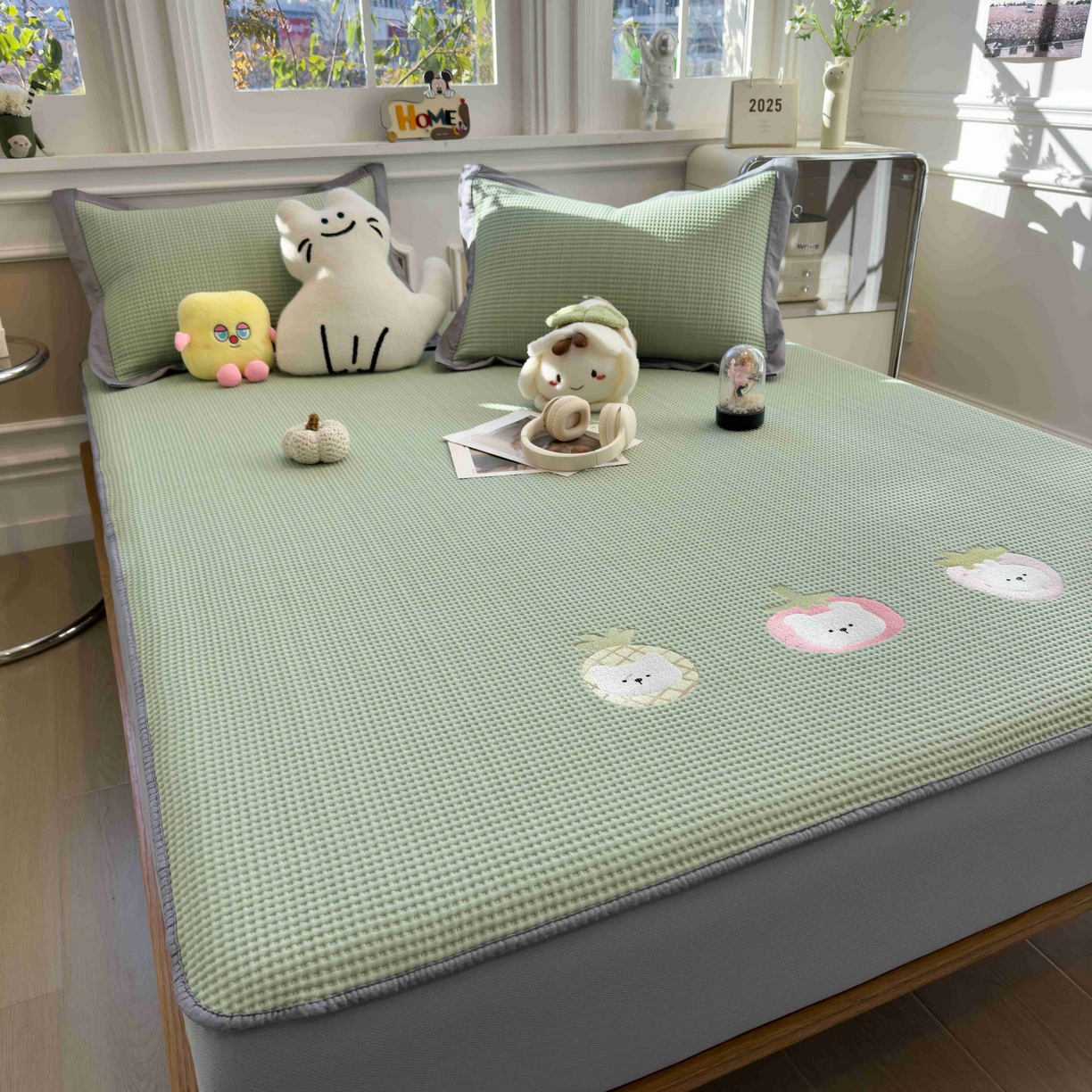 91家纺网 家纺一手货源 找家纺 孩子王家纺 2026春夏新款乙纶冰豆豆凉席凉感值过0.21冰丝席-华夫格绣花空调软席凉席席子 奶冻喵-果绿 床笠款