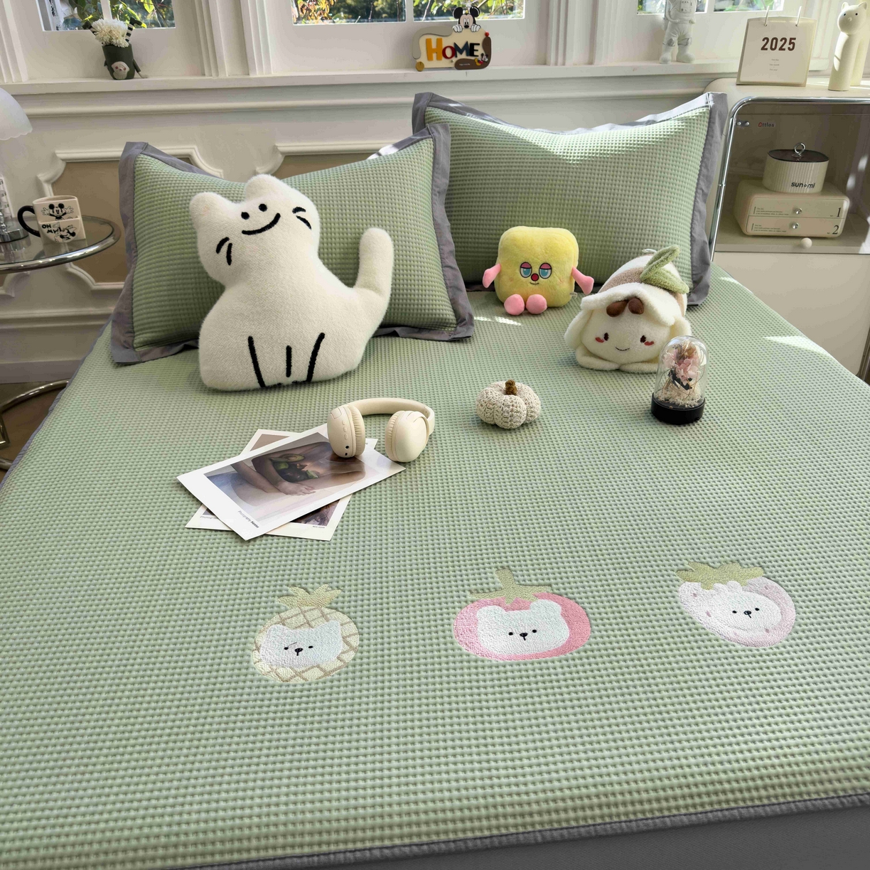 91家纺网 家纺一手货源 找家纺 孩子王家纺 2026春夏新款乙纶冰豆豆凉席凉感值过0.21冰丝席-华夫格绣花空调软席凉席席子 奶冻喵-果绿 床笠款