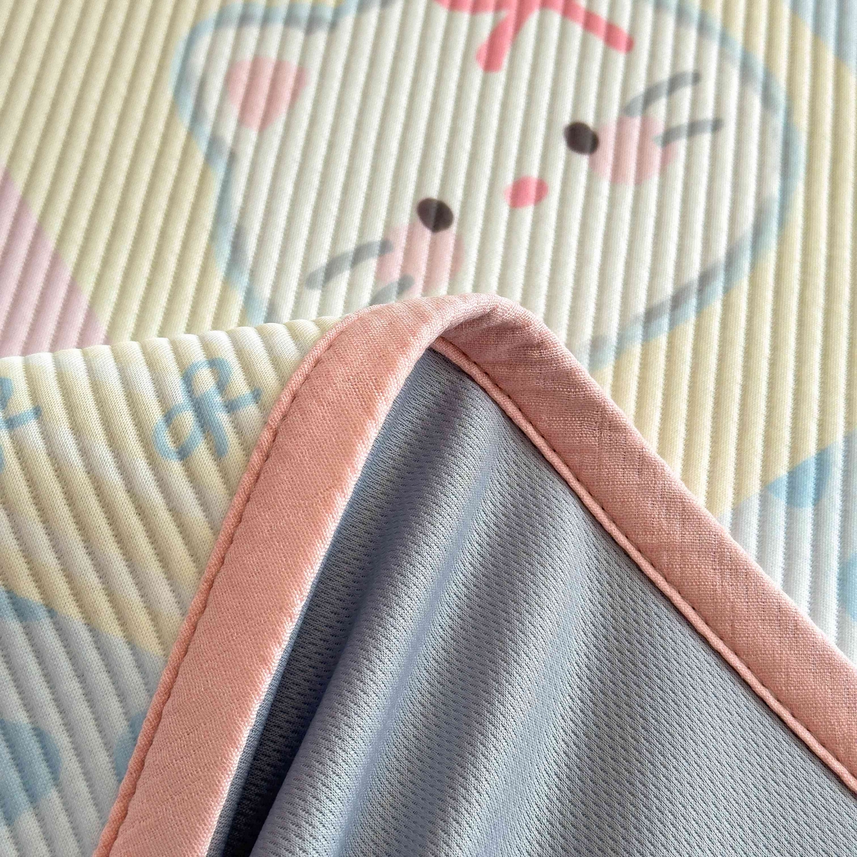 91家纺网 家纺一手货源 找家纺 孩子王家纺 2026春夏新款豆豆席卡通凉感值过0.21可机洗夏天学生宿舍单人空调软席凉席席子 曲奇蒂 床笠款