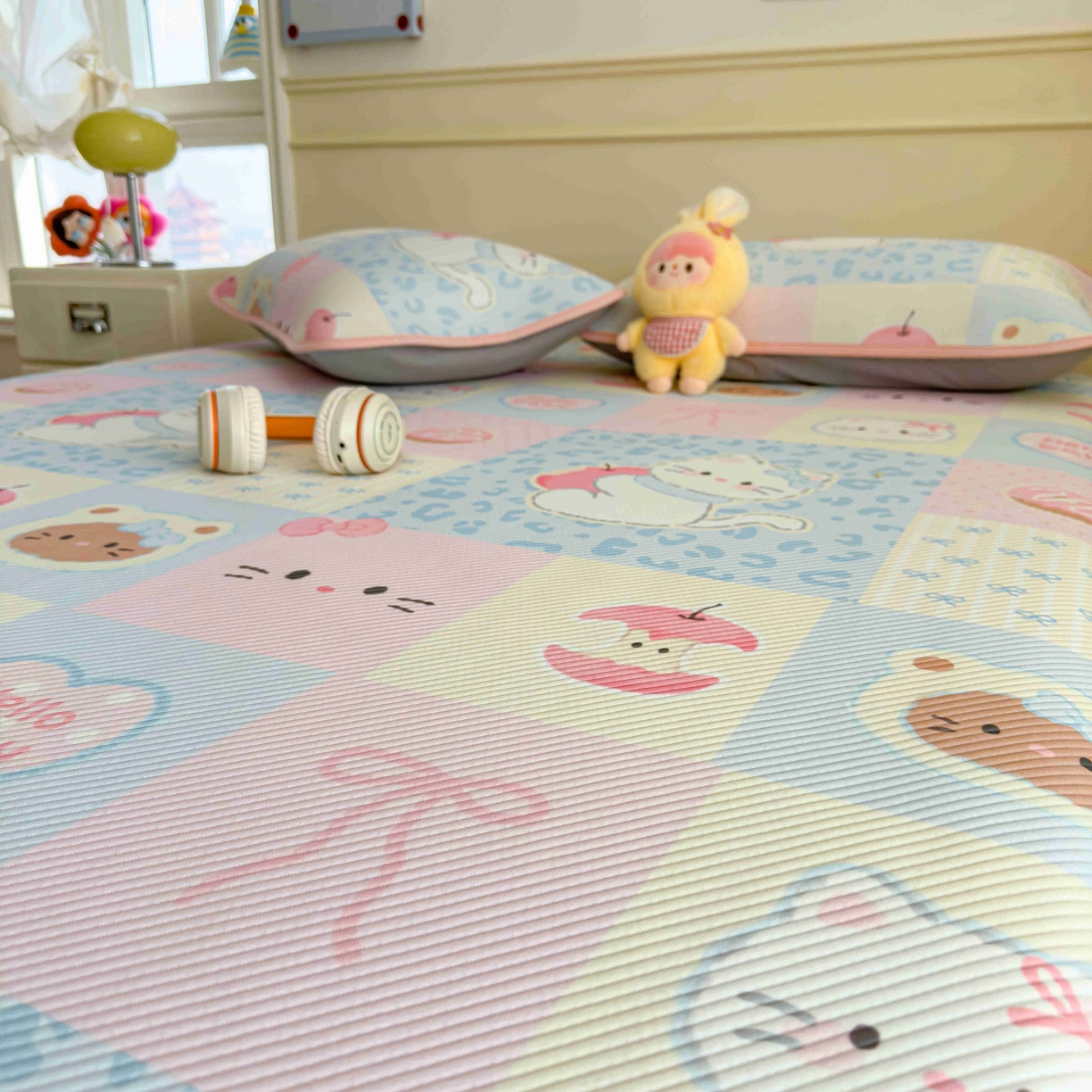 91家纺网 家纺一手货源 找家纺 孩子王家纺 2026春夏新款豆豆席卡通凉感值过0.21可机洗夏天学生宿舍单人空调软席凉席席子 曲奇蒂 床笠款