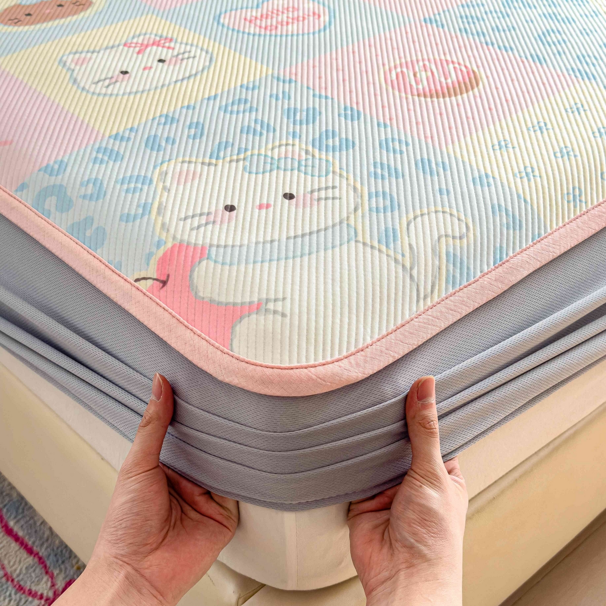 91家纺网 家纺一手货源 找家纺 孩子王家纺 2026春夏新款豆豆席卡通凉感值过0.21可机洗夏天学生宿舍单人空调软席凉席席子 曲奇蒂 床笠款