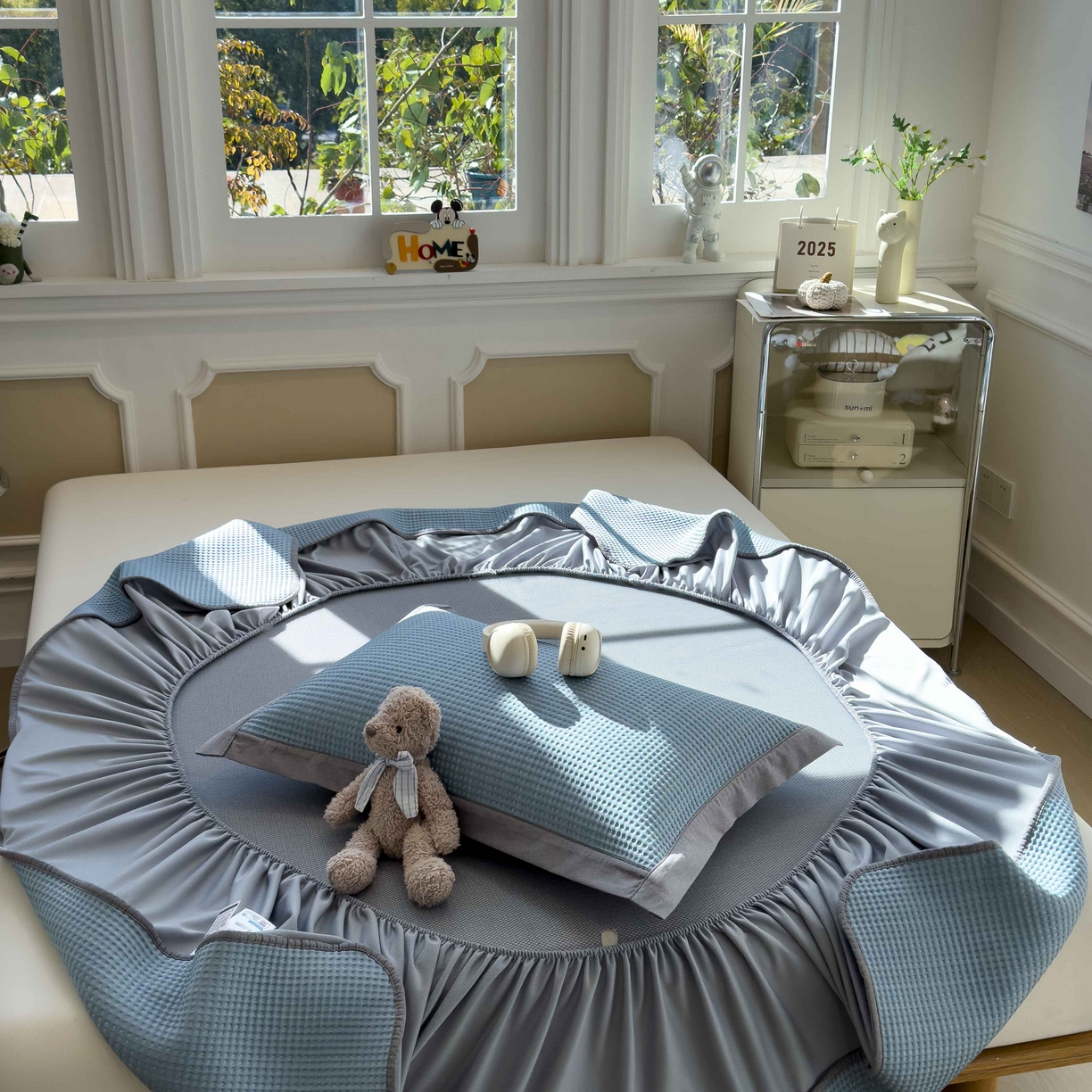 91家纺网 家纺一手货源 找家纺 孩子王家纺 2026春夏新款乙纶冰豆豆凉席凉感值过0.21冰丝席-华夫格绣花空调软席凉席席子 奶冻喵-蓝 床笠款