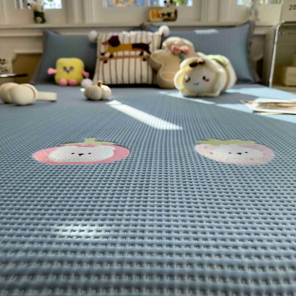 91家纺网 家纺一手货源 找家纺 孩子王家纺 2026春夏新款乙纶冰豆豆凉席凉感值过0.21冰丝席-华夫格绣花空调软席凉席席子 奶冻喵-蓝 床笠款