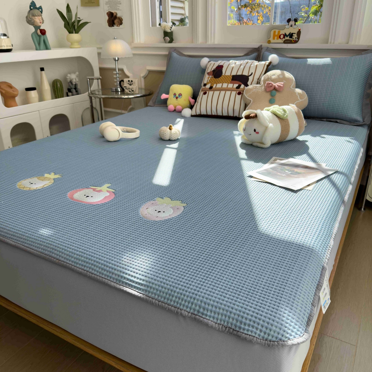 91家纺网 家纺一手货源 找家纺 孩子王家纺 2026春夏新款乙纶冰豆豆凉席凉感值过0.21冰丝席-华夫格绣花空调软席凉席席子 奶冻喵-蓝 床笠款