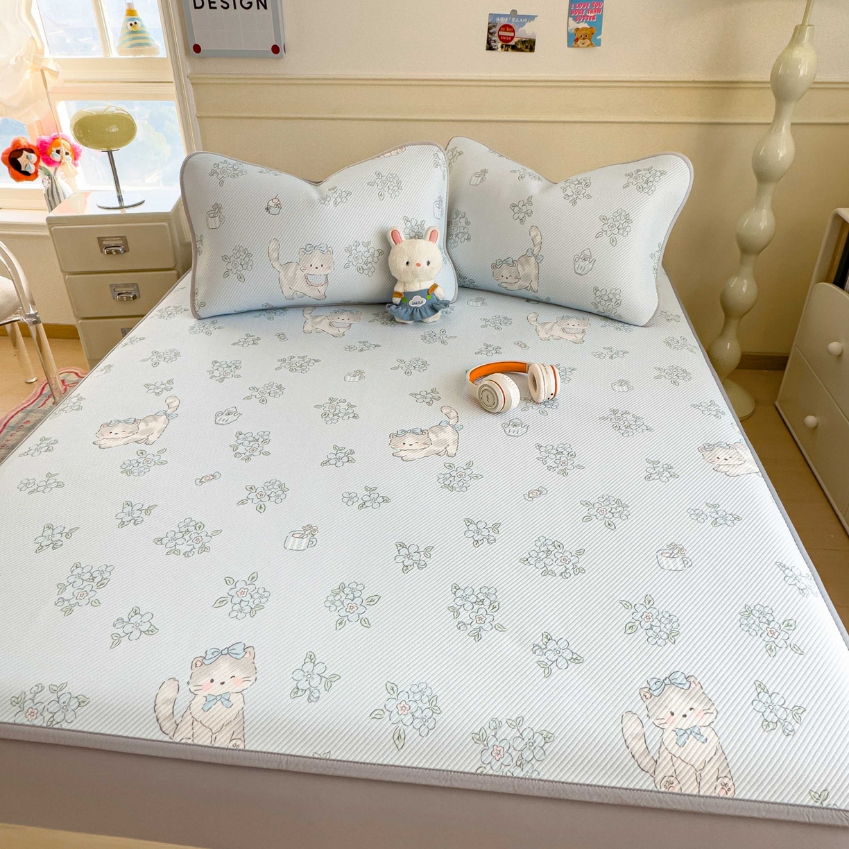 91家纺网 家纺一手货源 找家纺 孩子王家纺 2026春夏新款豆豆席卡通凉感值过0.21可机洗夏天学生宿舍单人空调软席凉席席子 小花猫 床笠款