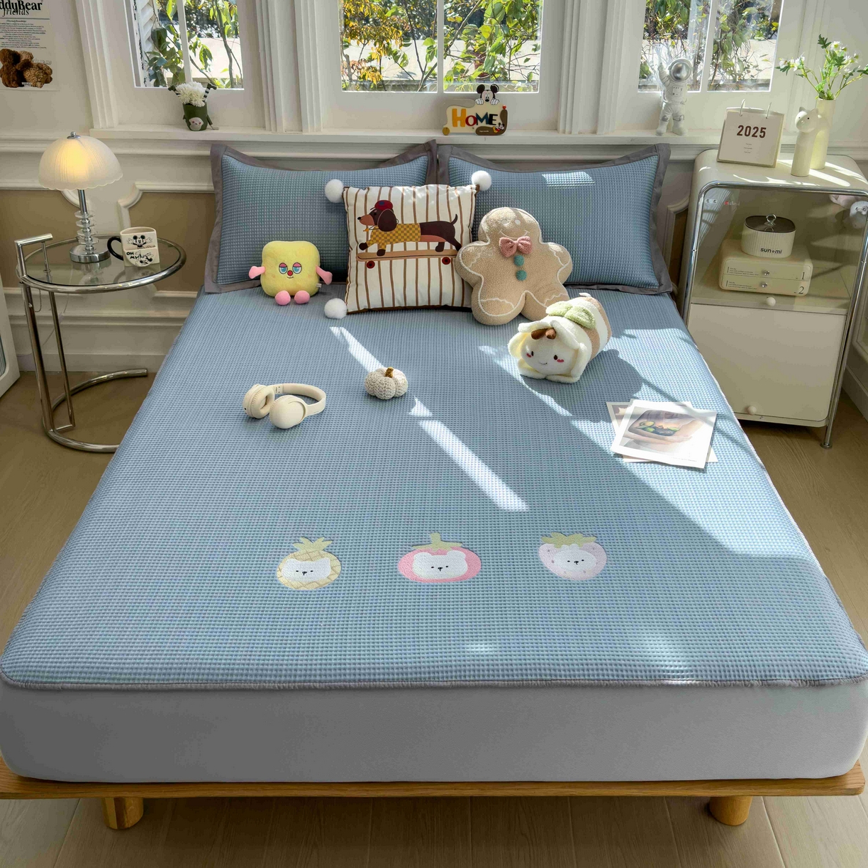 91家纺网 家纺一手货源 找家纺 孩子王家纺 2026春夏新款乙纶冰豆豆凉席凉感值过0.21冰丝席-华夫格绣花空调软席凉席席子 奶冻喵-蓝 床笠款