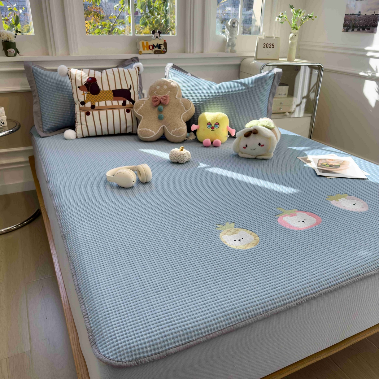 91家纺网 家纺一手货源 找家纺 孩子王家纺 2026春夏新款乙纶冰豆豆凉席凉感值过0.21冰丝席-华夫格绣花空调软席凉席席子 奶冻喵-蓝 床笠款