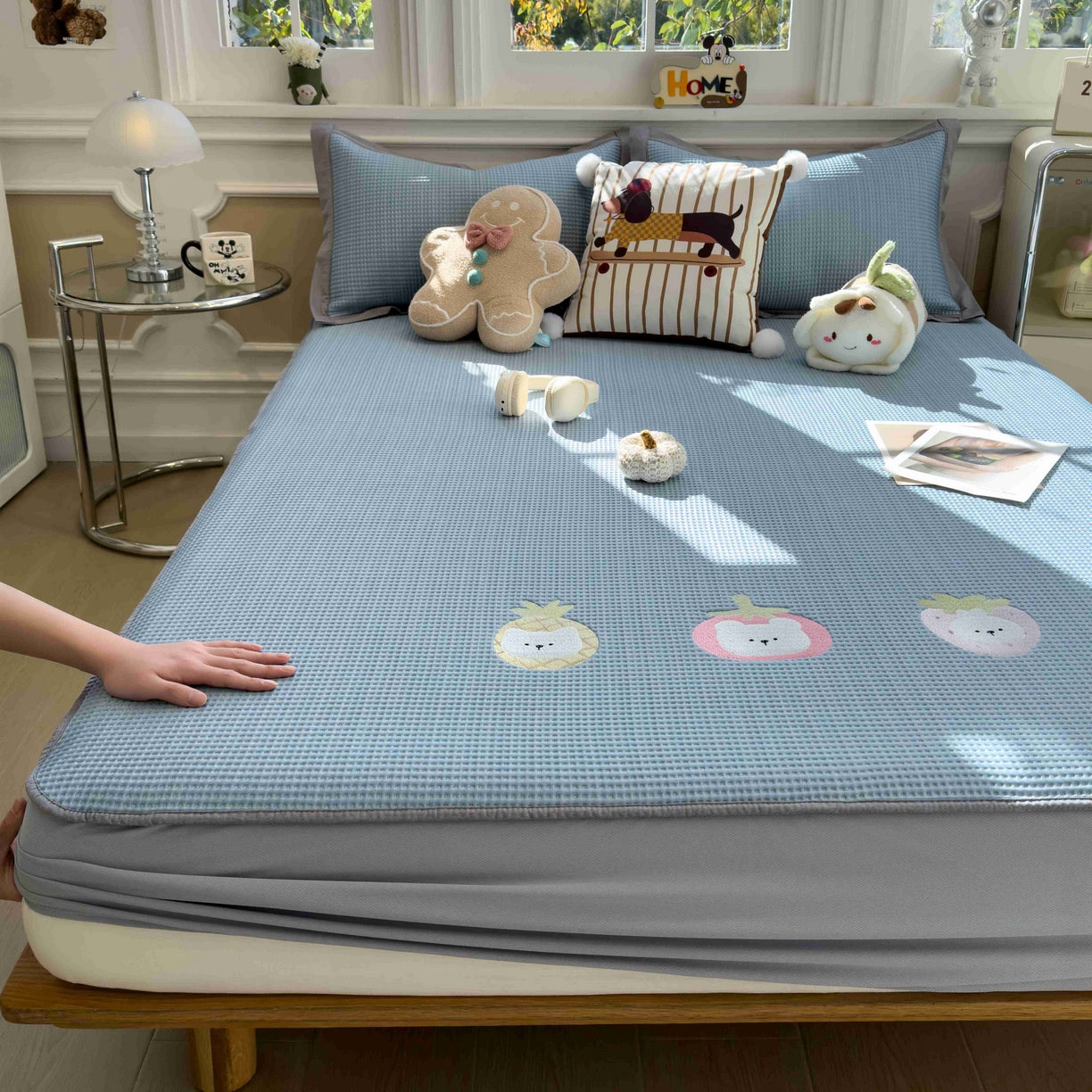 91家纺网 家纺一手货源 找家纺 孩子王家纺 2026春夏新款乙纶冰豆豆凉席凉感值过0.21冰丝席-华夫格绣花空调软席凉席席子 奶冻喵-蓝 床笠款