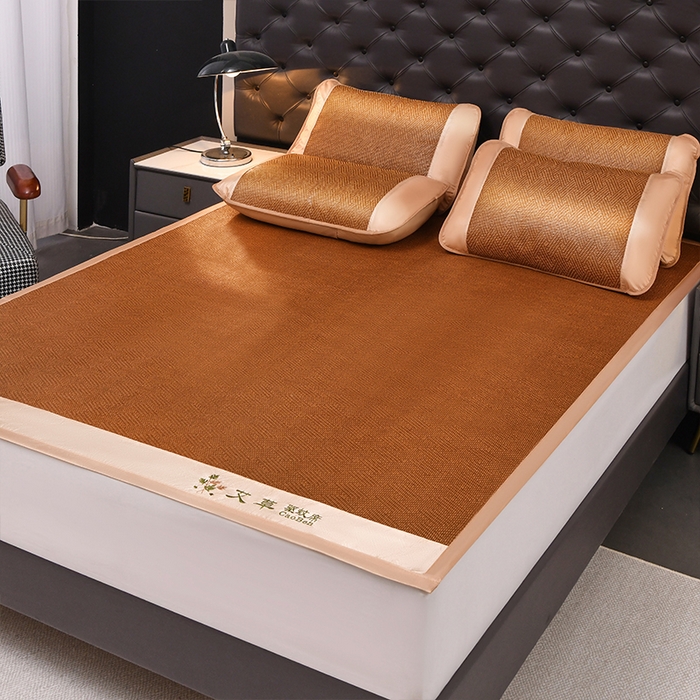 91家纺网 家纺一手货源 找家纺 步步高席业 2026新款电商直播热款艾草刺绣宽边款凉席藤席透气凉席 饼干花