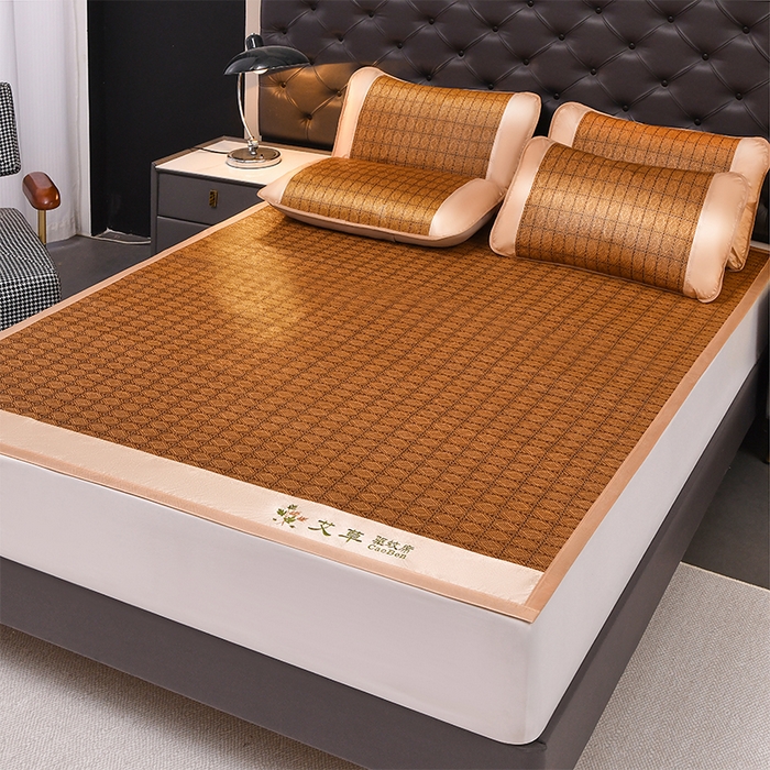 91家纺网 家纺一手货源 找家纺 步步高席业 2026新款电商直播热款艾草刺绣宽边款凉席藤席透气凉席 罗马格子