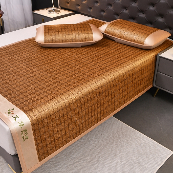 91家纺网 家纺一手货源 找家纺 步步高席业 2026新款电商直播热款艾草刺绣宽边款凉席藤席透气凉席 罗马格子