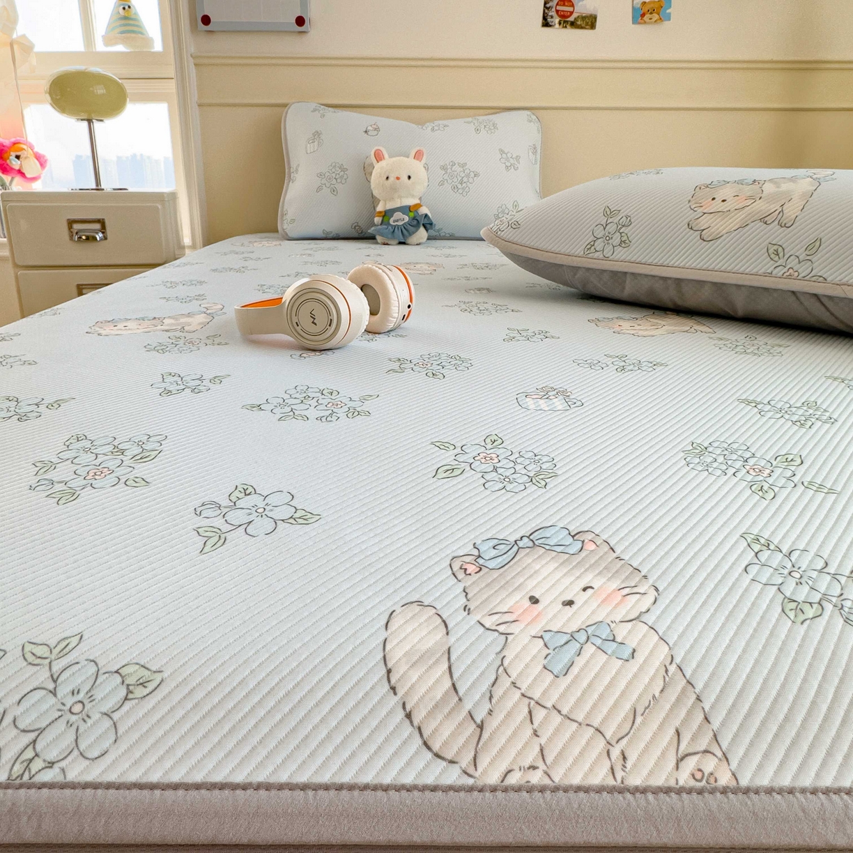 91家纺网 家纺一手货源 找家纺 孩子王家纺 2026春夏新款豆豆席卡通凉感值过0.21可机洗夏天学生宿舍单人空调软席凉席席子 小花猫 床笠款