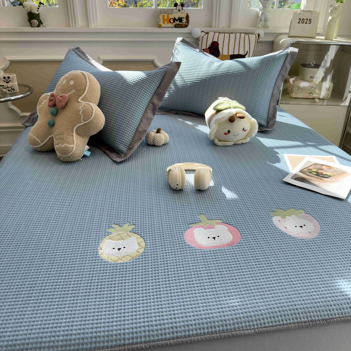 91家纺网 家纺一手货源 找家纺 孩子王家纺 2026春夏新款乙纶冰豆豆凉席凉感值过0.21冰丝席-华夫格绣花空调软席凉席席子 奶冻喵-蓝 床笠款