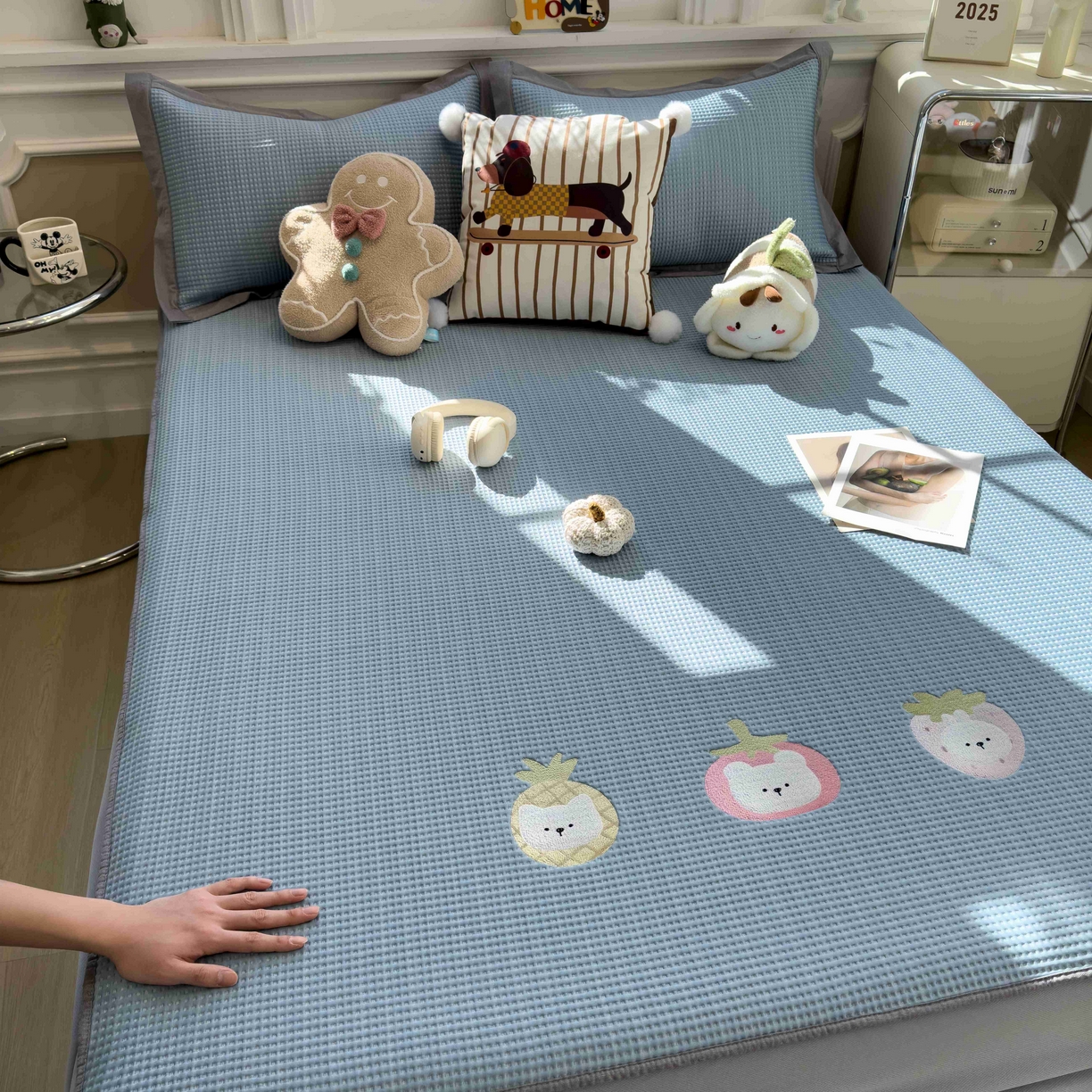 91家纺网 家纺一手货源 找家纺 孩子王家纺 2026春夏新款乙纶冰豆豆凉席凉感值过0.21冰丝席-华夫格绣花空调软席凉席席子 奶冻喵-蓝 床笠款