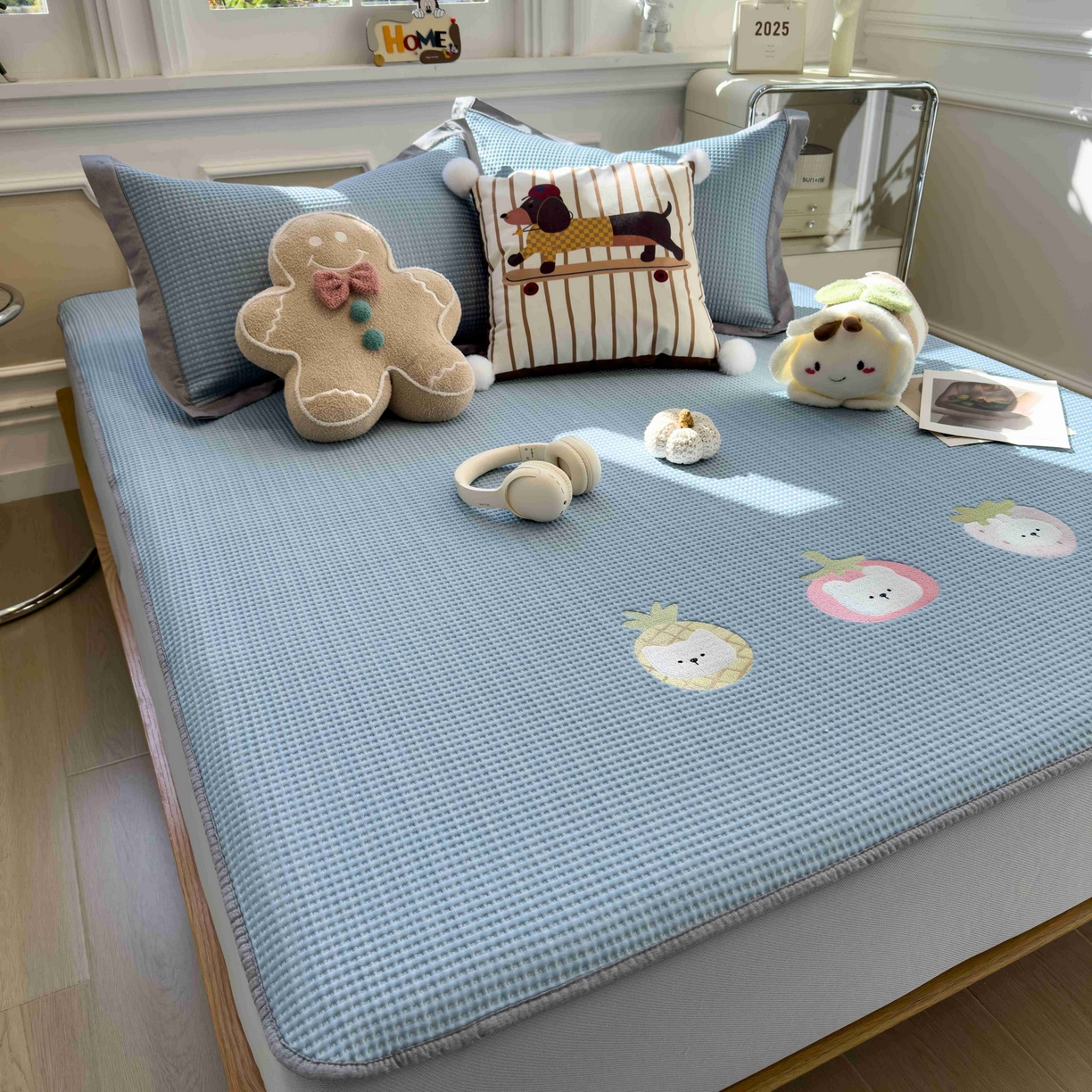 91家纺网 家纺一手货源 找家纺 孩子王家纺 2026春夏新款乙纶冰豆豆凉席凉感值过0.21冰丝席-华夫格绣花空调软席凉席席子 奶冻喵-蓝 床笠款