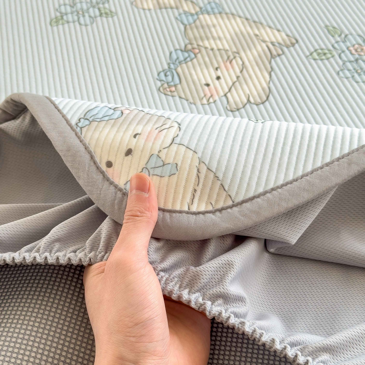 91家纺网 家纺一手货源 找家纺 孩子王家纺 2026春夏新款豆豆席卡通凉感值过0.21可机洗夏天学生宿舍单人空调软席凉席席子 小花猫 床笠款