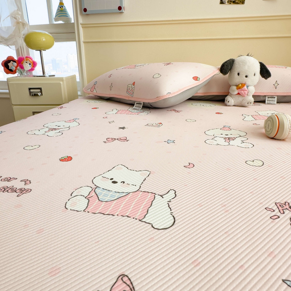 91家纺网 家纺一手货源 找家纺 孩子王家纺 2026春夏新款豆豆席卡通凉感值过0.21可机洗夏天学生宿舍单人空调软席凉席席子 心心蜜狗 床笠款