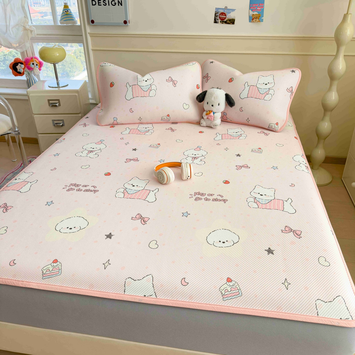 91家纺网 家纺一手货源 找家纺 孩子王家纺 2026春夏新款豆豆席卡通凉感值过0.21可机洗夏天学生宿舍单人空调软席凉席席子 心心蜜狗 床笠款