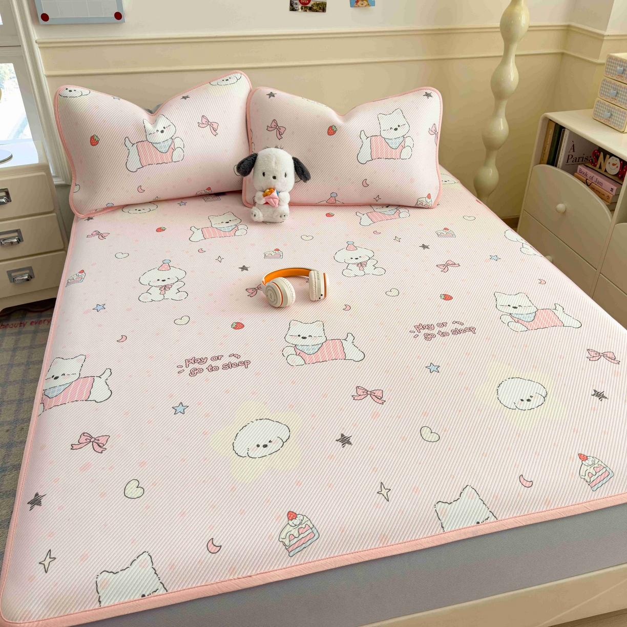 91家纺网 家纺一手货源 找家纺 孩子王家纺 2026春夏新款豆豆席卡通凉感值过0.21可机洗夏天学生宿舍单人空调软席凉席席子 心心蜜狗 床笠款