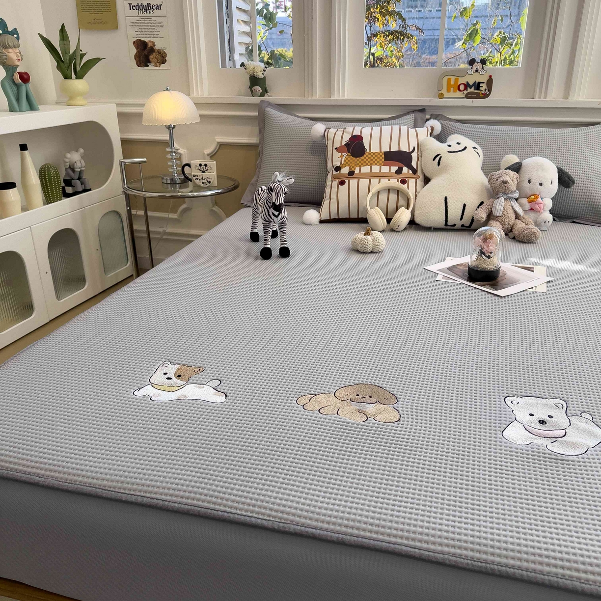 91家纺网 家纺一手货源 找家纺 孩子王家纺 2026春夏新款乙纶冰豆豆凉席凉感值过0.21冰丝席-华夫格绣花空调软席凉席席子 躺躺岛-灰 床笠款