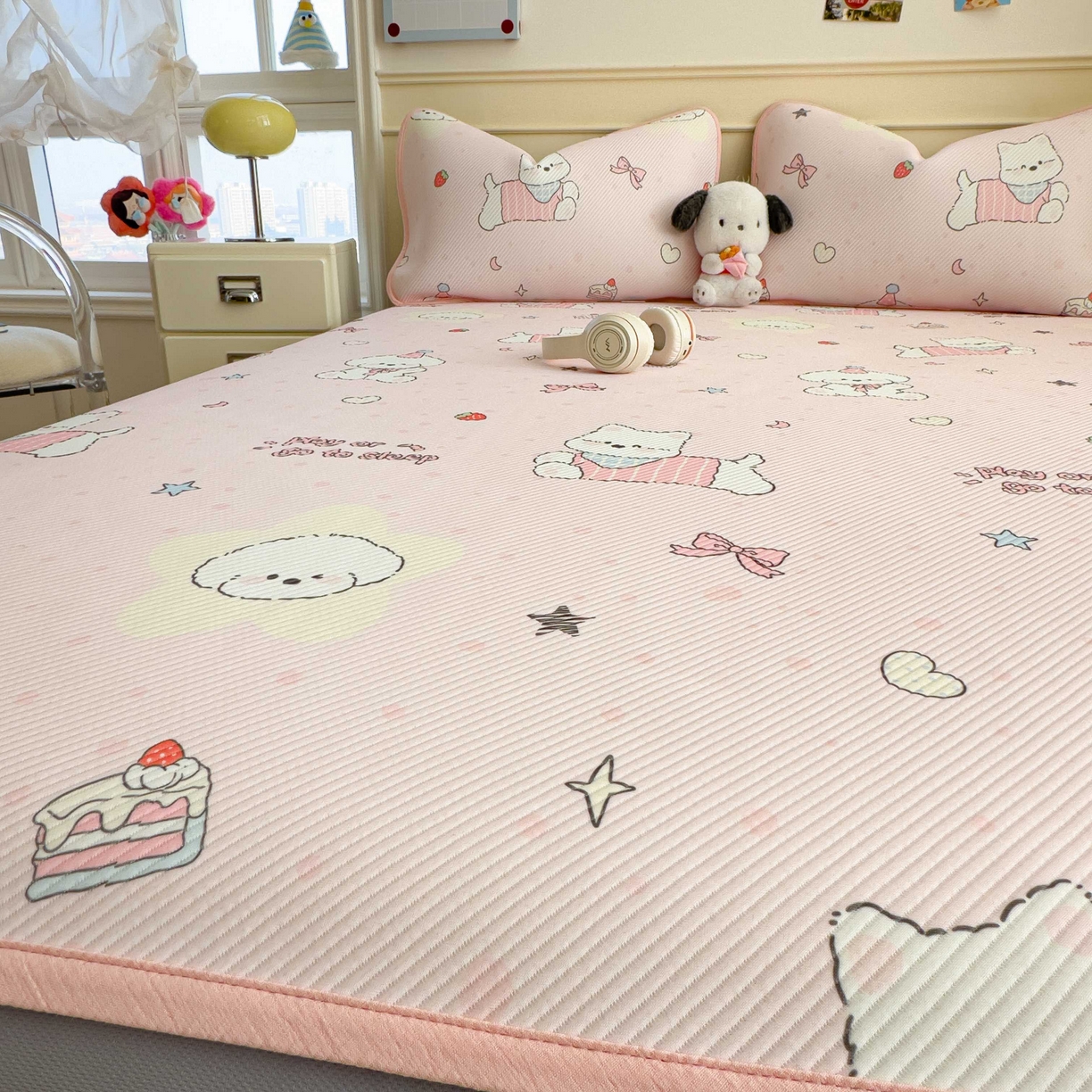 91家纺网 家纺一手货源 找家纺 孩子王家纺 2026春夏新款豆豆席卡通凉感值过0.21可机洗夏天学生宿舍单人空调软席凉席席子 心心蜜狗 床笠款