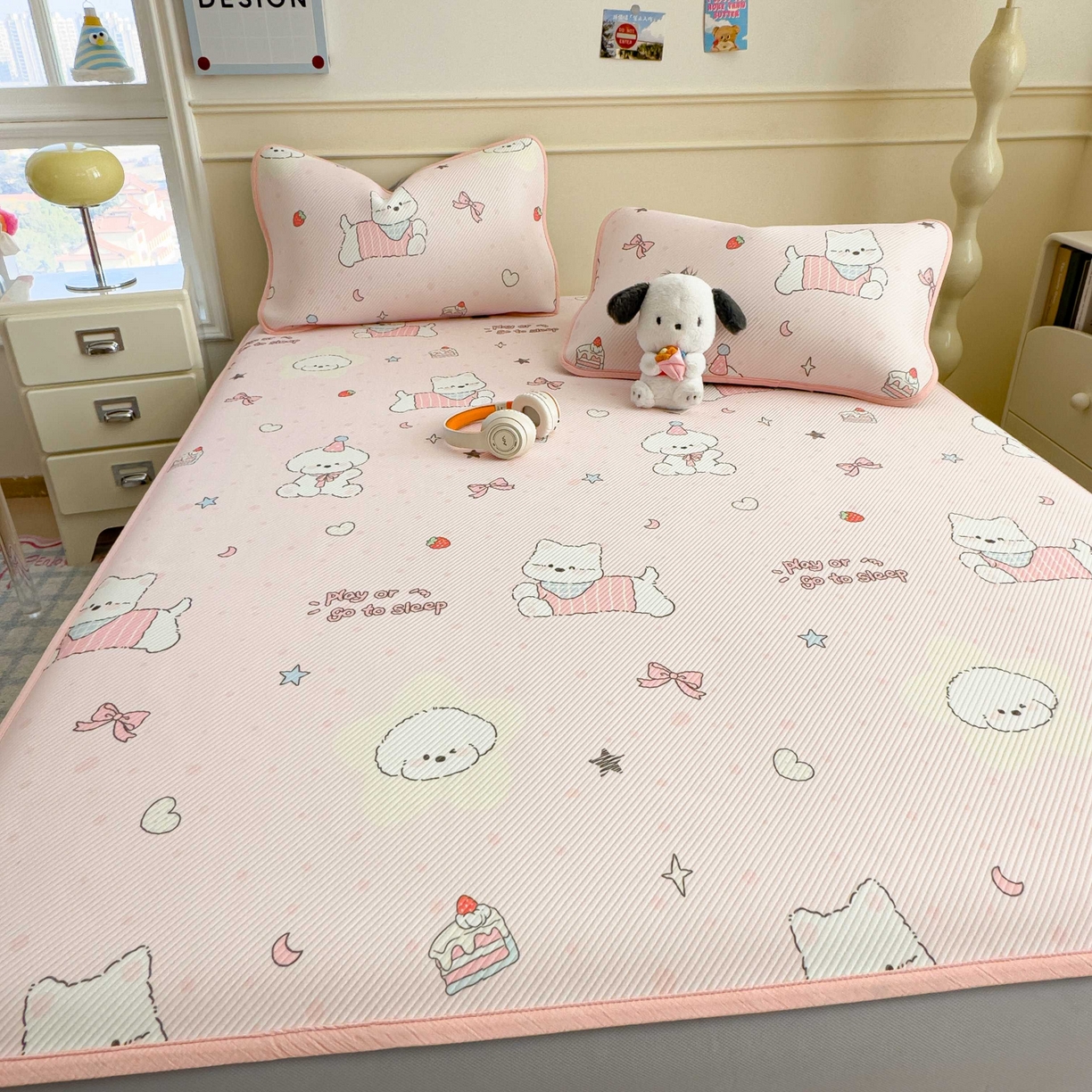 91家纺网 家纺一手货源 找家纺 孩子王家纺 2026春夏新款豆豆席卡通凉感值过0.21可机洗夏天学生宿舍单人空调软席凉席席子 心心蜜狗 床笠款