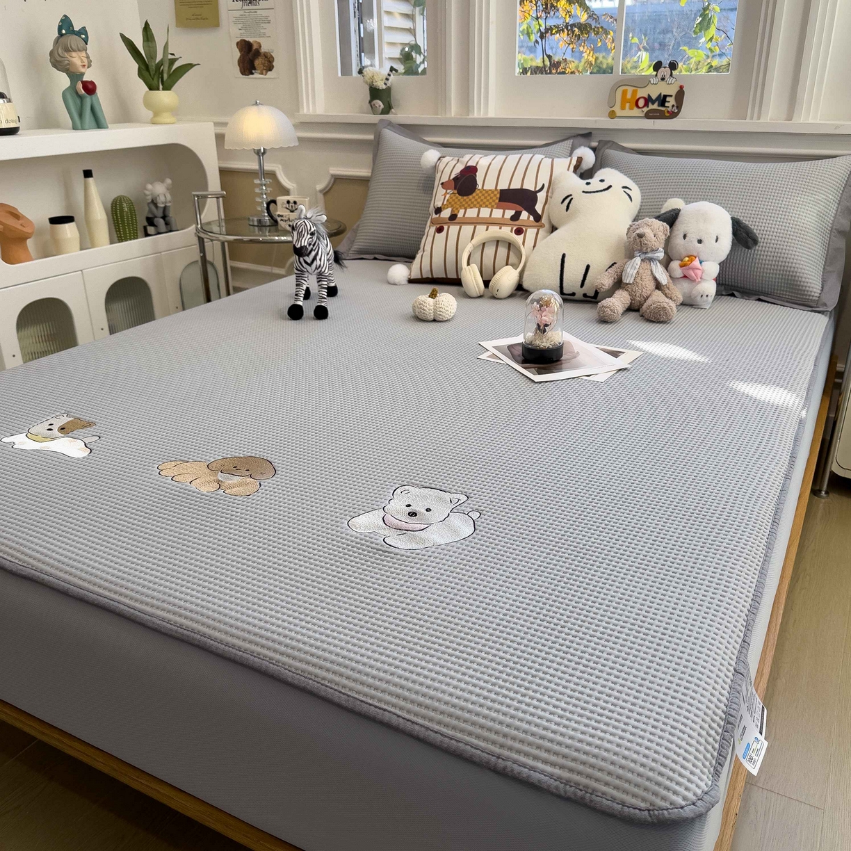 91家纺网 家纺一手货源 找家纺 孩子王家纺 2026春夏新款乙纶冰豆豆凉席凉感值过0.21冰丝席-华夫格绣花空调软席凉席席子 躺躺岛-灰 床笠款