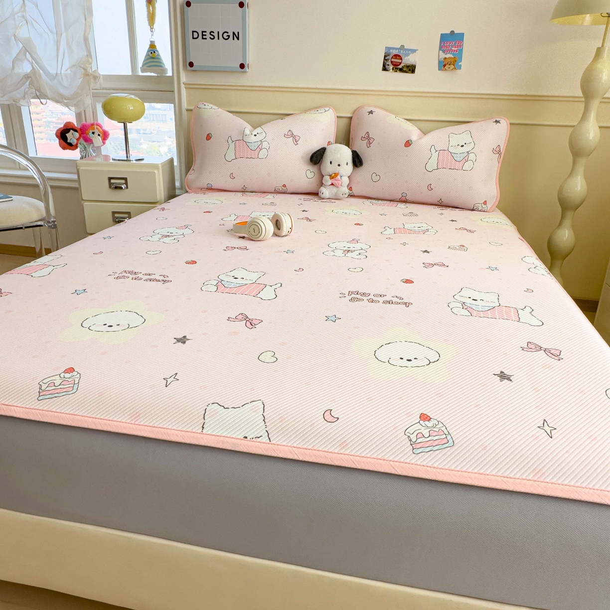 91家纺网 家纺一手货源 找家纺 孩子王家纺 2026春夏新款豆豆席卡通凉感值过0.21可机洗夏天学生宿舍单人空调软席凉席席子 心心蜜狗 床笠款