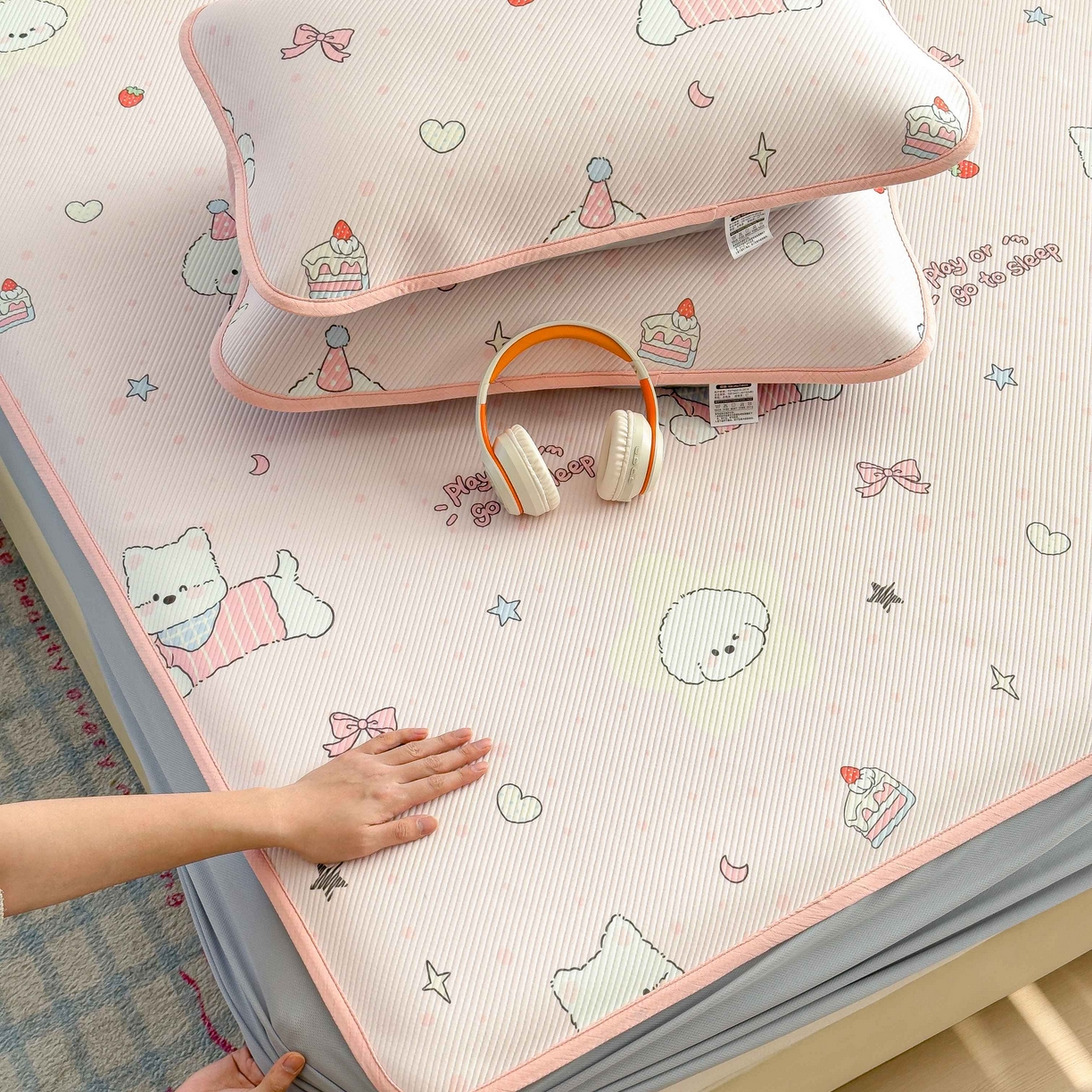 91家纺网 家纺一手货源 找家纺 孩子王家纺 2026春夏新款豆豆席卡通凉感值过0.21可机洗夏天学生宿舍单人空调软席凉席席子 心心蜜狗 床笠款