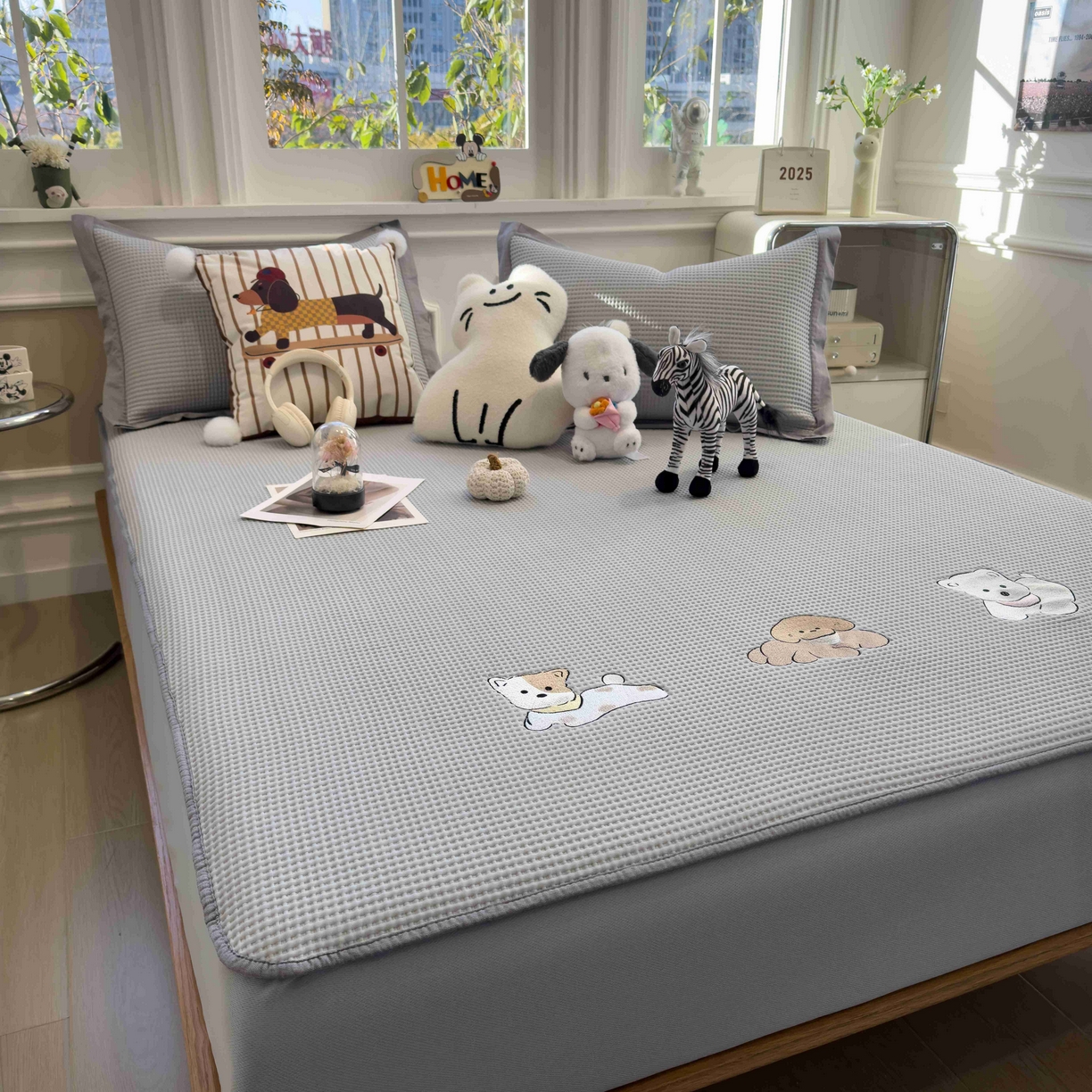 91家纺网 家纺一手货源 找家纺 孩子王家纺 2026春夏新款乙纶冰豆豆凉席凉感值过0.21冰丝席-华夫格绣花空调软席凉席席子 躺躺岛-灰 床笠款