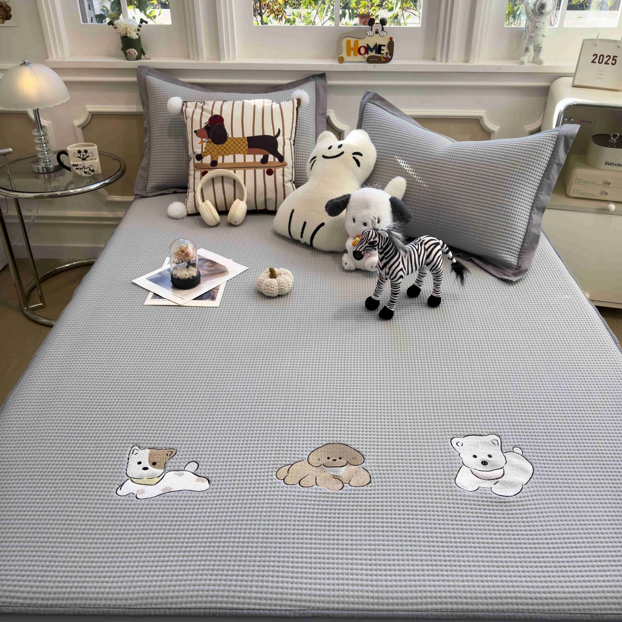 91家纺网 家纺一手货源 找家纺 孩子王家纺 2026春夏新款乙纶冰豆豆凉席凉感值过0.21冰丝席-华夫格绣花空调软席凉席席子 躺躺岛-灰 床笠款