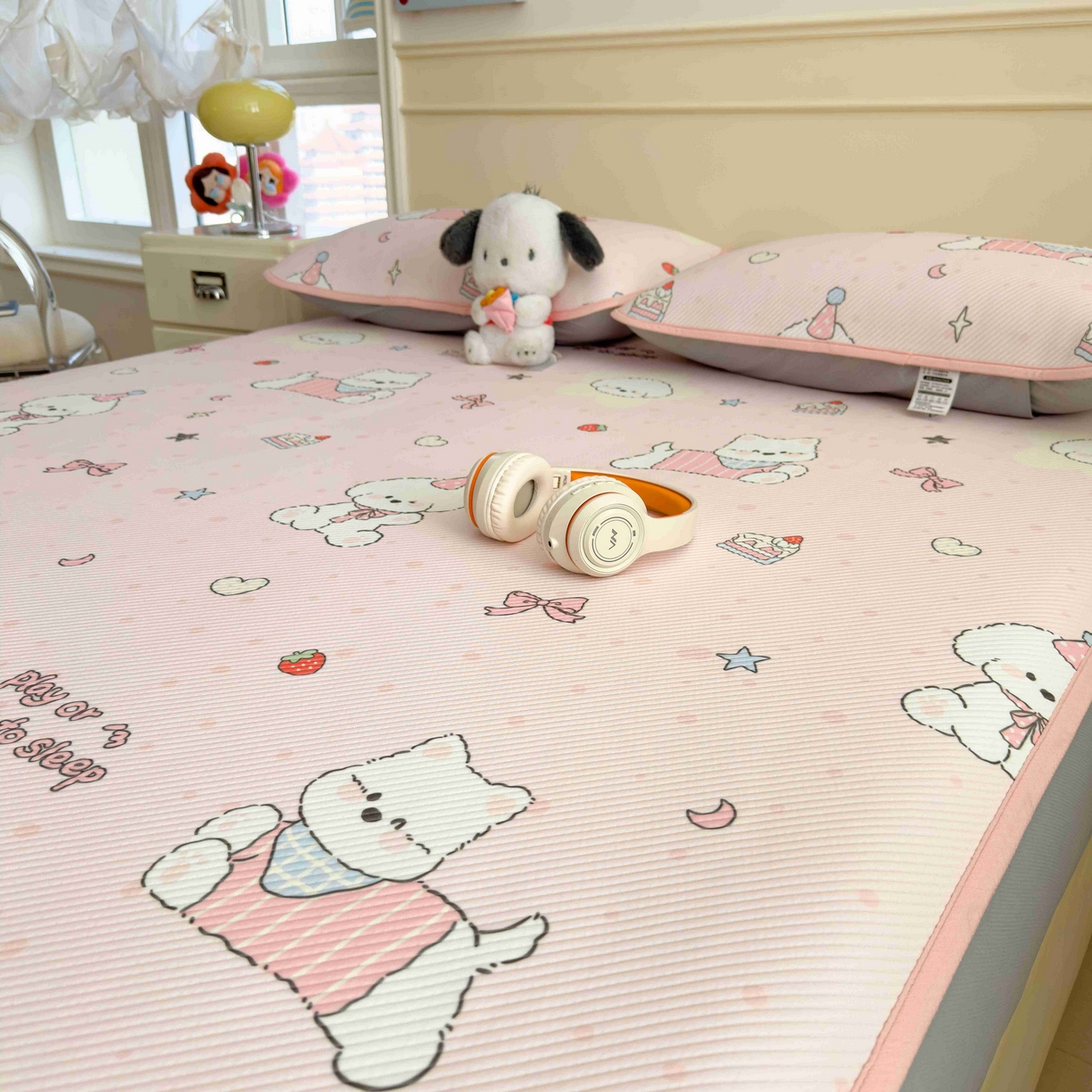 91家纺网 家纺一手货源 找家纺 孩子王家纺 2026春夏新款豆豆席卡通凉感值过0.21可机洗夏天学生宿舍单人空调软席凉席席子 心心蜜狗 床笠款