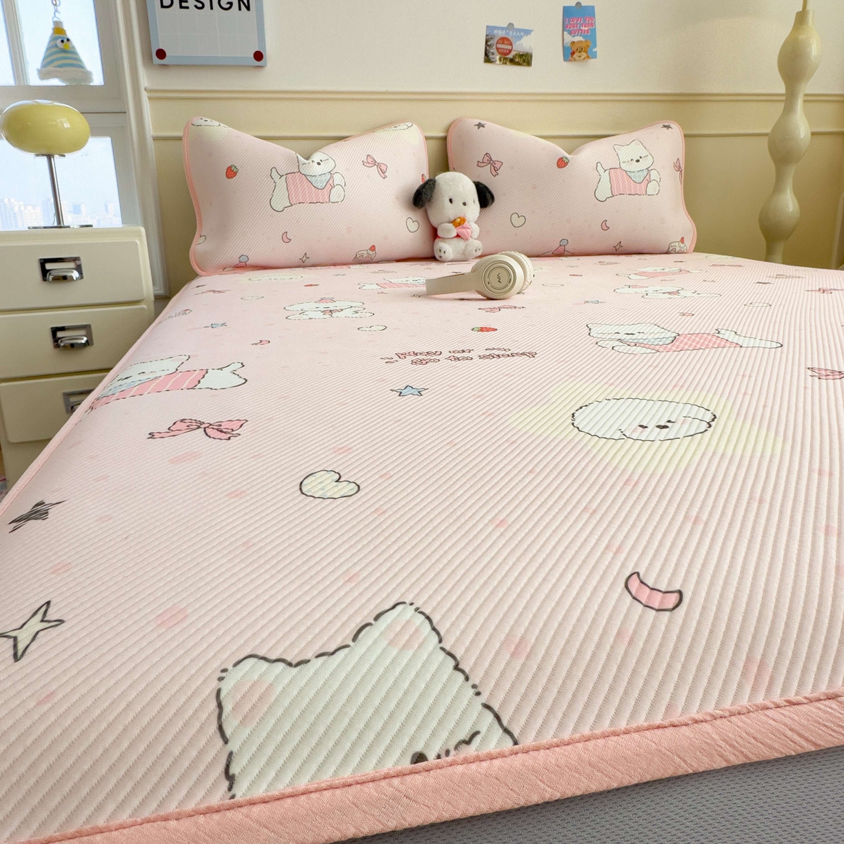 91家纺网 家纺一手货源 找家纺 孩子王家纺 2026春夏新款豆豆席卡通凉感值过0.21可机洗夏天学生宿舍单人空调软席凉席席子 心心蜜狗 床笠款