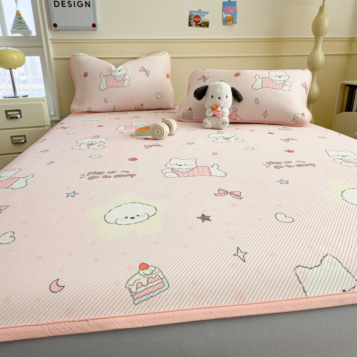 91家纺网 家纺一手货源 找家纺 孩子王家纺 2026春夏新款豆豆席卡通凉感值过0.21可机洗夏天学生宿舍单人空调软席凉席席子 心心蜜狗 床笠款