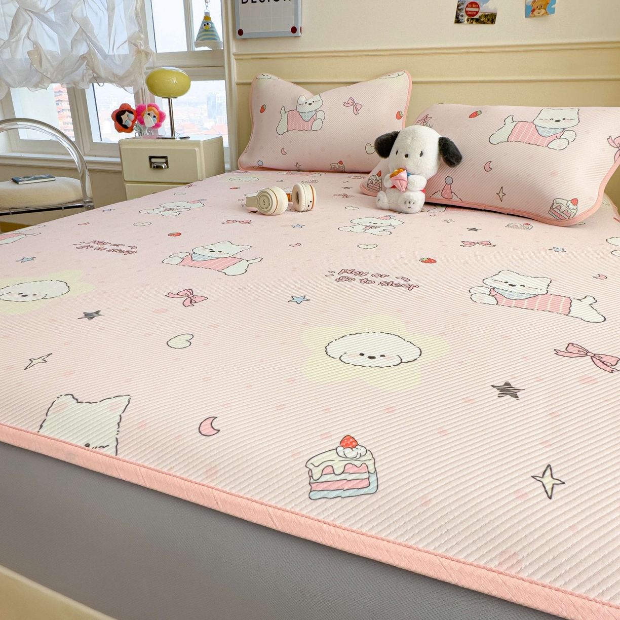 91家纺网 家纺一手货源 找家纺 孩子王家纺 2026春夏新款豆豆席卡通凉感值过0.21可机洗夏天学生宿舍单人空调软席凉席席子 心心蜜狗 床笠款